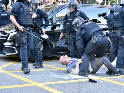 Los Mossos cargan contra los manifestantes durante una concentración contra el desfile de Louis Vuitton en Barcelona la pasada semana.