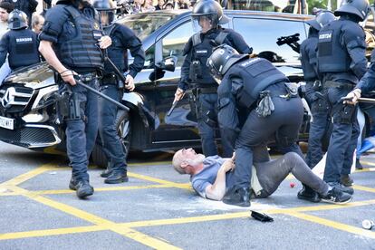 Los Mossos cargan contra los manifestantes durante una concentración contra el desfile de Louis Vuitton en Barcelona la pasada semana.