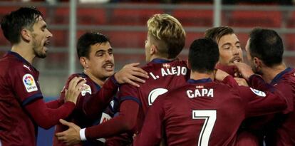 Los jugadores del Eibar celebran uno de los goles.