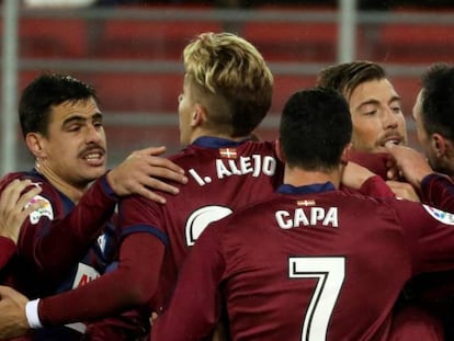 Los jugadores del Eibar celebran uno de los goles.