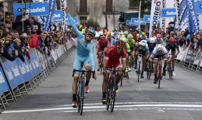 Luis Le&oacute;n S&aacute;nchez cruza la meta en primer lugar.