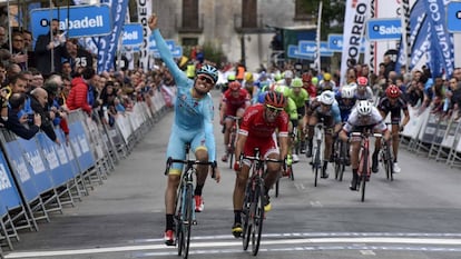 Luis León Sánchez cruza la meta en primer lugar.