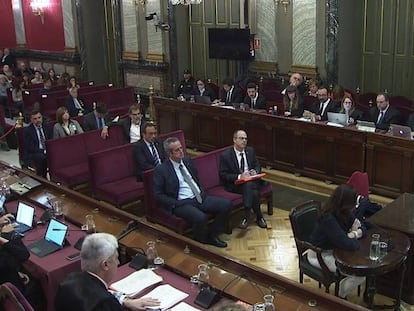 El banquillo, con algunos asientos vacíos, en el centro de la sala durante el juicio del procés.