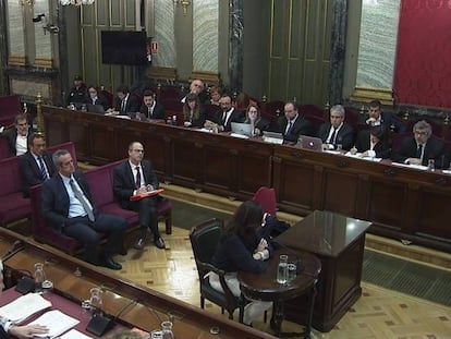 El banquillo, con algunos asientos vacíos, en el centro de la sala durante el juicio del procés.