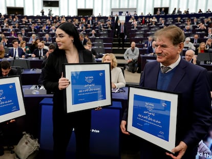 Las activistas iraníes Mersedeh Shahinkar (izquierda) y Afsoon Najafi (centro), junto al abogado de la familia Amini, Saleh Nikbakht, tras recibir este martes el premio Sajárov en Estrasburgo.