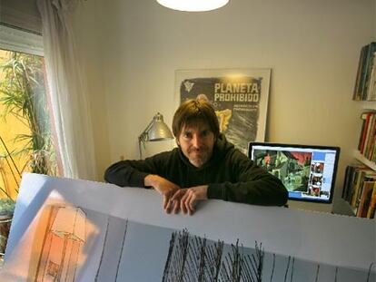 El dibujante Paco Roca, premio Nacional del Cómic 2008, en su casa de Valencia.