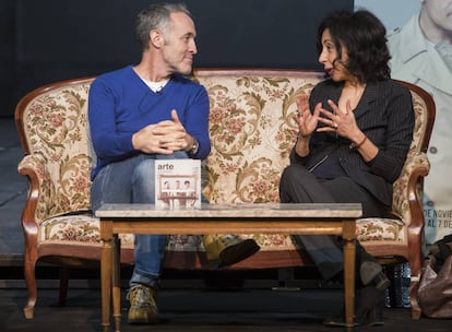 El director teatral Miguel del Arco y la escritora Yasmina Reza, en Teatro Pavón Kamikaze, de Madrid.