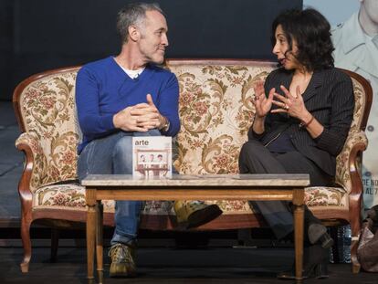 El director teatral Miguel del Arco y la escritora Yasmina Reza, en Teatro Pavón Kamikaze, de Madrid.