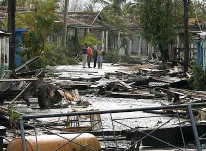 Una calle de la localidad cubana de Santa Cruz del Sur tras el paso del huracán Paloma.