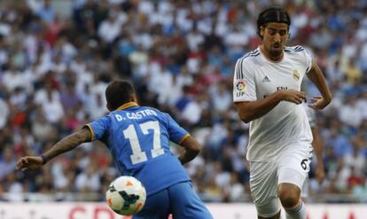 Khedira le roba el balón a Castro, del Getafe.