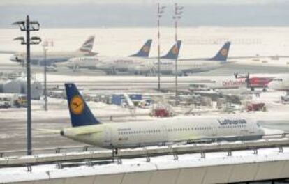 Aviones de varias aerolíneas permanecen en la pista del aeropuerto de Berlín-Tegel (Alemania). EFE/Archivo