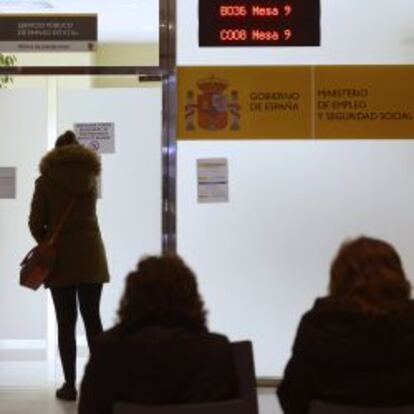 Un grupo de personas espera su turno en una oficina de empleo de Valladolid.