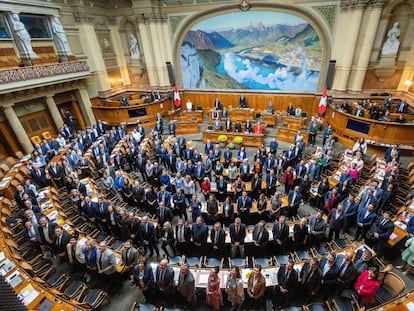 Los miembros del Parlamento suizo posan para una fotografía de grupo en la última jornada de la legislatura, el pasado 29 de septiembre en Berna.