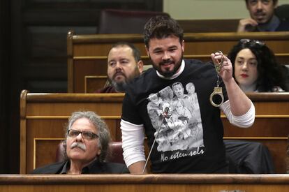 El diputado de ERC Gabriel Rufián muestra unas esposas en la sesión de control al Gobierno en el Congreso de los Diputados, que tiene como asuntos principales la crisis política en Cataluña, el juicio por el caso Gürtel y los llamados "papeles del paraíso", el 15 de noviembre de 2017.