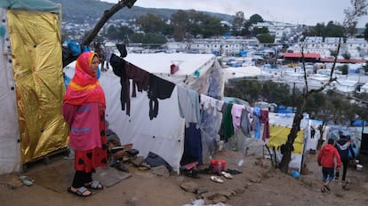 Una mujer, fuera del perímetro del campo de refugiados de Moria, en la isla griega de Lesbos, el 11 de marzo. 