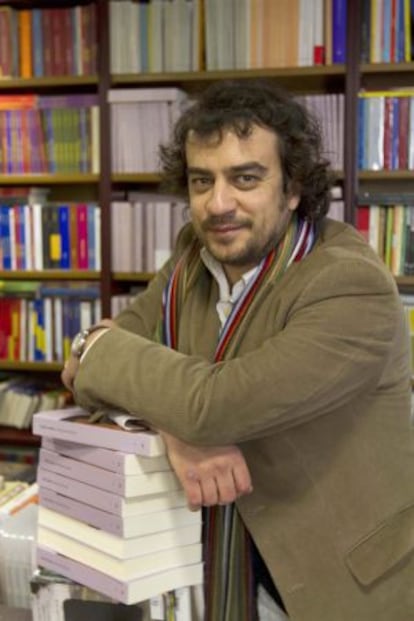 El escritor posando en la librería Librouro