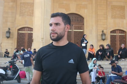 Ahmed Zefater, frente a la mezquita Mohammad Al-Amin, en la Plaza de los Mártires de Beirut, tras confirmar Hezbolá el asesinato de Hasan Nasralá, este sábado.