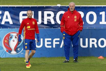 Iniesta con Vicente del Bosque. 