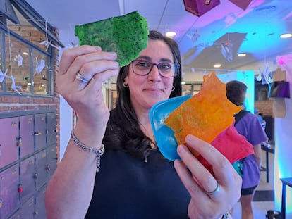 La profesora Paula Sapochnik sostiene placas similares al plástico elaboradas con biomateriales.