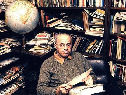 Stanislaw Lem, en su casa de Cracovia en 1975.