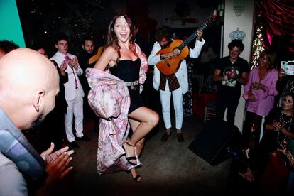 Lucía Fernanda Carmona, cantante e hija del músico Antonio Carmona, bailando en el estreno de 'Lola'.