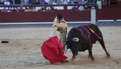 Gonzalo Caballero torea con la mano derecha a su primer toro de la tarde.