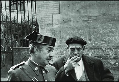 Luis Buñuel y un actor caracterizado de guardia civil, en el rodaje de 'Tristana', en Toledo, en 1970. "De Buñuel recuerdo quese hacía respetar", afirma Mary Ellen Mark.