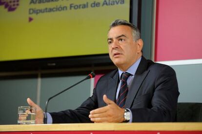 Javier de Andrés, diputado general de Álava, en su comparecencia de este martes en la sede foral.