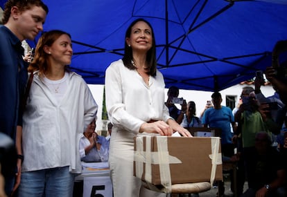 Machado vota en la elección primaria de octubre de 2023, la cual ganó antes de ser inhabilitada.