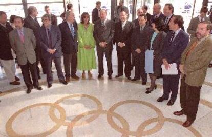 El alcalde y el presidente del COE, rodeados de parte de la corporación municipal, durante la presentación, ayer, de la candidatura olímpica.