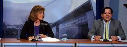 Ana Botella, y el concejal del distrito de San Blas, David Erguido, en la sede de la Junta Municipal.