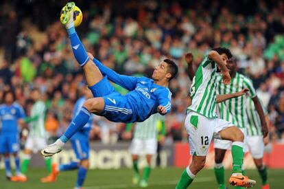 Ronaldo intenta una chilena ante Didac