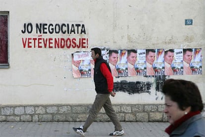 "Negociaciones, no. Autodeterminación", reza una pintada en la ciudad de Istok, en Kovoso.