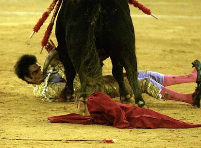 José Tomás, en el momento de ser empitonado por el toro.