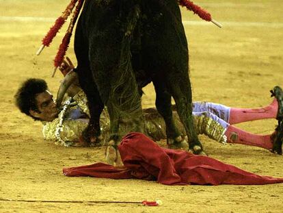 José Tomás, en el momento de ser empitonado por el toro.