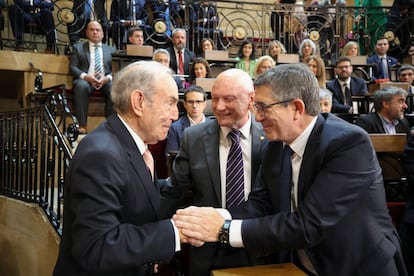 The former presidents, from the left, Carlos Garaikoetxea, Juan José Ibarretxe and Patxi López, in the chamber of the Gernika Assembly House.