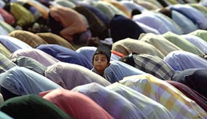 Un niño asiste a la ceremonia del fin del Ramadán en la ciudad de Madrás.