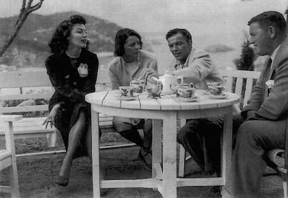 Ava Gardner (left) with the wife of Frank Grant, MGM's representative in Spain, Frank Sinatra and Grant during the shooting of 'Pandora' in Catalonia.