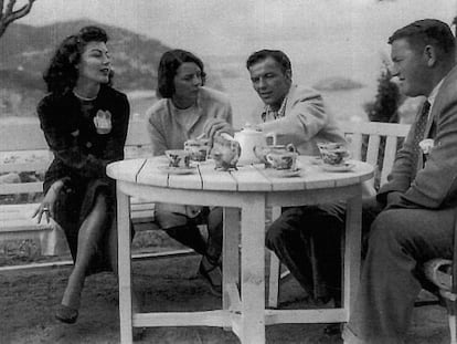 Ava Gardner y Frank Sinatra, con Frank Grant, representante en España de Metro-Goldwyn-Mayer, y su esposa, en el rodaje de 'Pandora' en Cataluña.