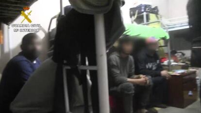 Varios trabajadores explotados por la trama en uno de los pisos en que estaban hacinados