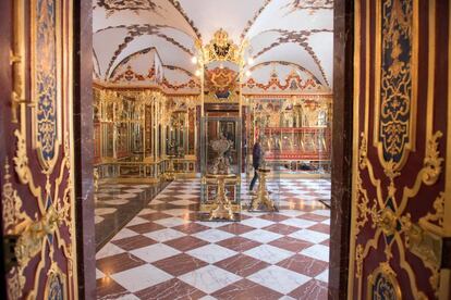 Imagen de una sala donde se exponen joyas en la Bóveda Verde de Dresde, al este de Alemania.