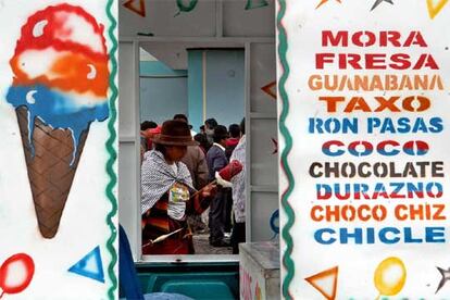 Una mujer hila lana junto a un camión de helados durante una asamblea indígena ayer en Salasaca, al sur de Quito.