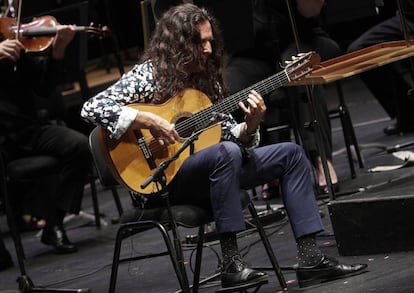 El guitarrista 'Tomatito', acompañado por la Orquesta Sinfónica de Navarra durante su actuación en Palacio de Congresos Baluarte de Navarra.