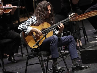  El guitarrista 'Tomatito', acompañado por la Orquesta Sinfónica de Navarra durante su actuación en Palacio de Congresos Baluarte de Navarra.