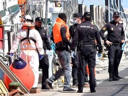 Efectivos de Salvamento Marítimo y agentes de la Policía trasladan al puerto de Almería a un grupo de inmigrantes que llegó a la isla de Alborán el pasado día 1. 