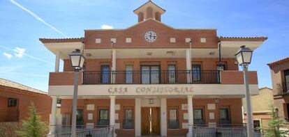 Casa consistorial de Santos de la Humosa, en 2013.