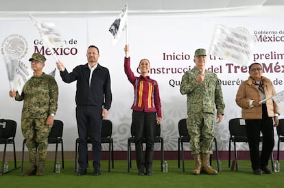 Raymundo Morales, secretario de Marina; Mauricio Kuri, gobernador de Querétaro; Claudia Sheinbaum; Ricardo Trevilla, Secretario de Defensa; y Rosa Icela Rodríguez, secretaria de Gobernación, dan el banderazo de inicio de obras del Tren México-Querétaro.