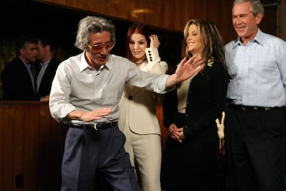 Durante una visita a la casa de Elvis en Tennessee, el entonces primer ministro de Japón, Junichiro Koizumi, hace un intento de imitar a Elvis frente a Priscilla Presley, Lisa Marie y el presidente George W. Bush, el 30 de junio de 2006. Koizumi era conocido por ser fan del cantante estadounidense.