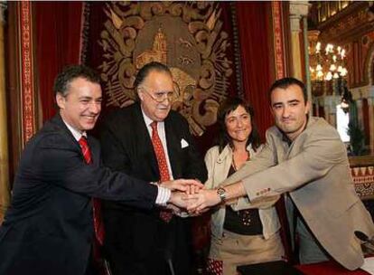 De izquierda a derecha, Iñigo Urkullu, Iñaki Azkuna, Julia Madazo e Igor Irigoyen se felicitan antes de presentar el acuerdo.