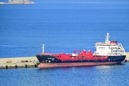 El buque de transporte 'Global Lake', en el puerto de Escombreras, en Cartagena (Murcia), este jueves.